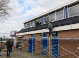 Plaatsing zonnepanelen (deel 2) op dak van kantine op zaterdag 28 januari 2023 (6/22)